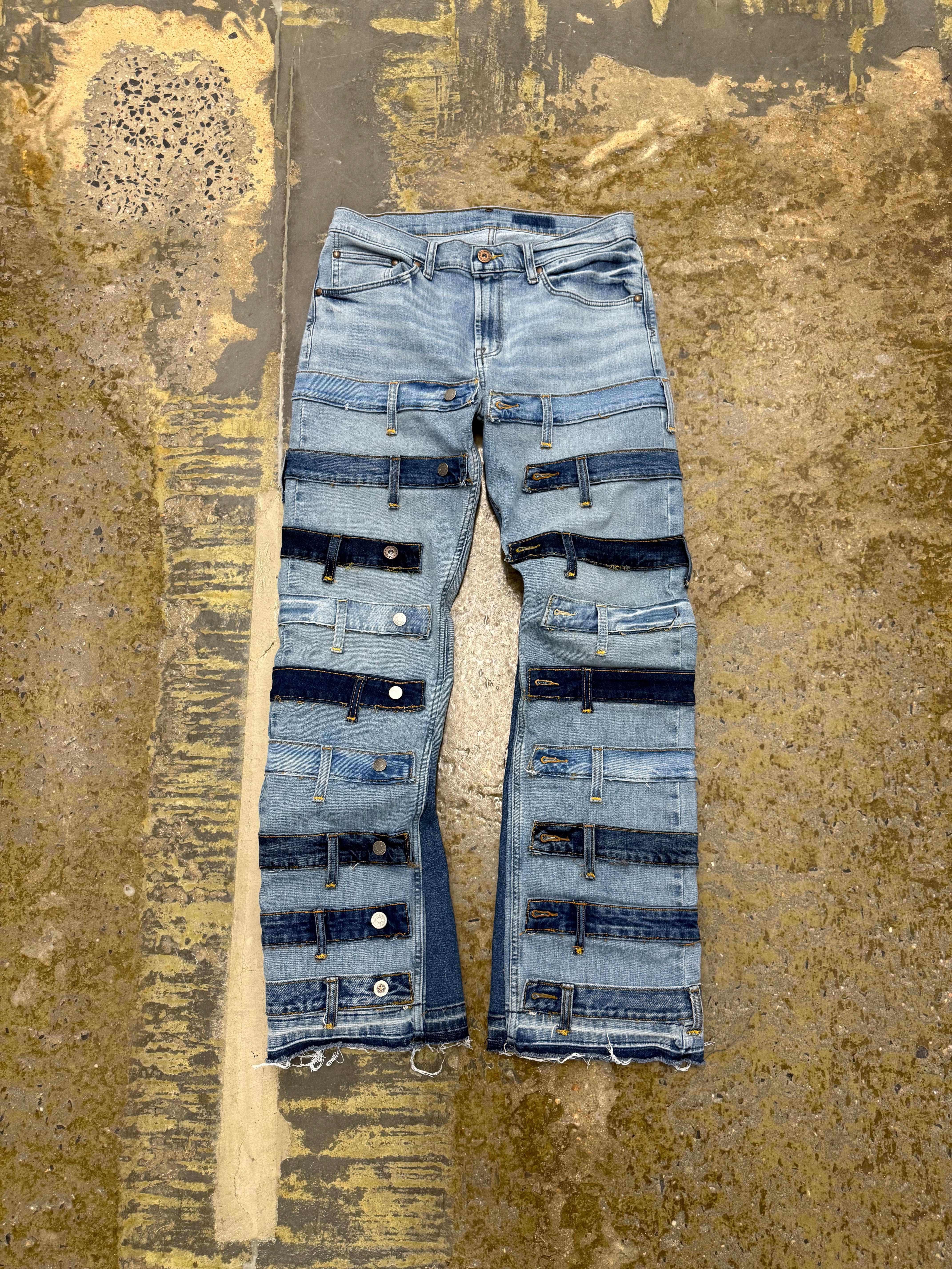 BELT WHOOPIN FLARE JEANS