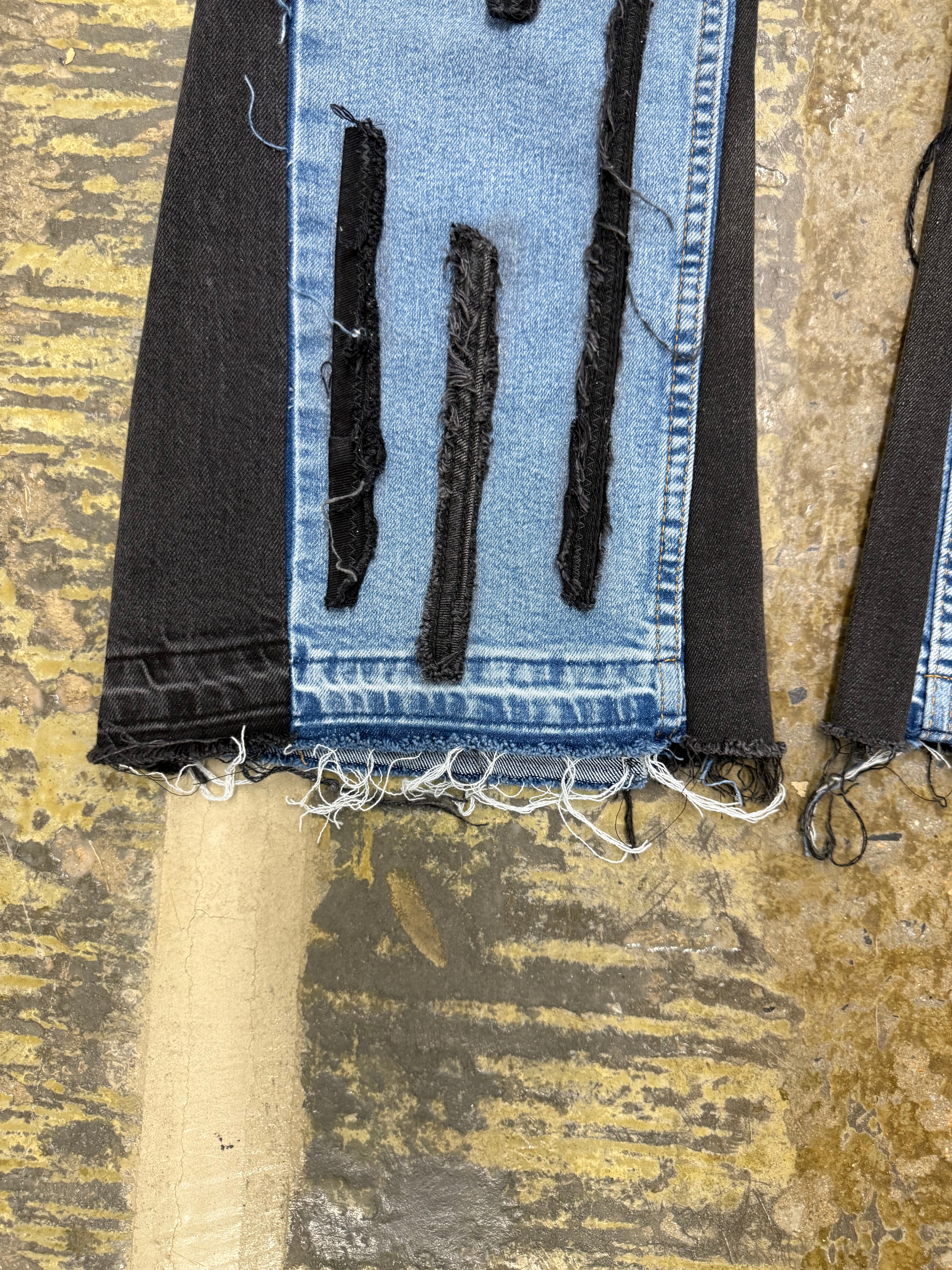 LINEAR FLARE JEANS
