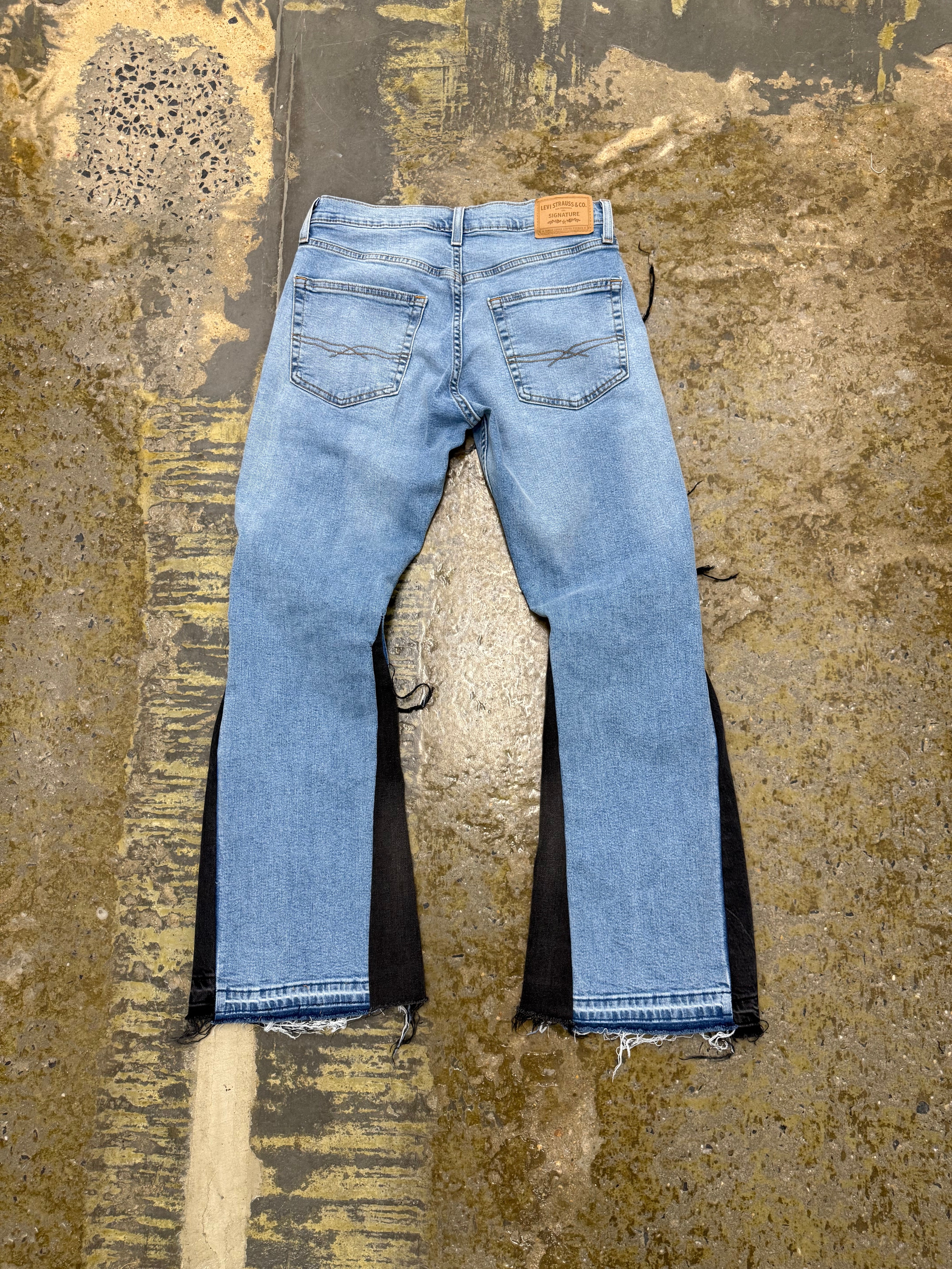 LINEAR FLARE JEANS